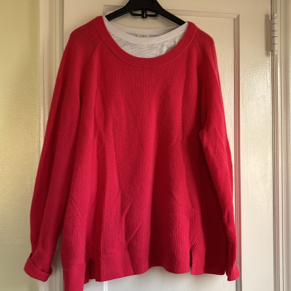 Cing a Sept 5a7 cashmere sweater in perfect condition.